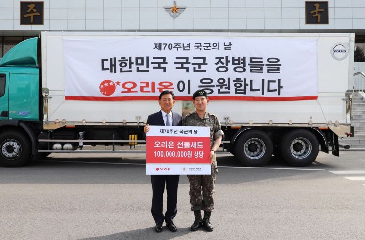 왼쪽부터 이경재 오리온 대표이사, 국군의 날 행사기획단장 김성진 중장