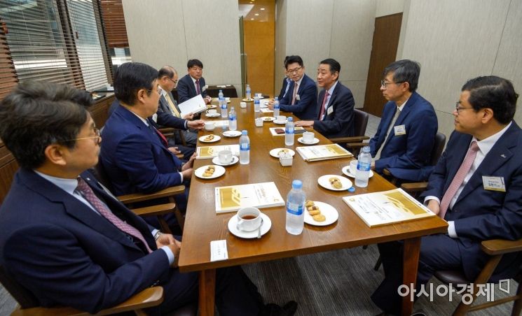 [포토] 대화하는 김종석 의원-권용원 금융투자협회장
