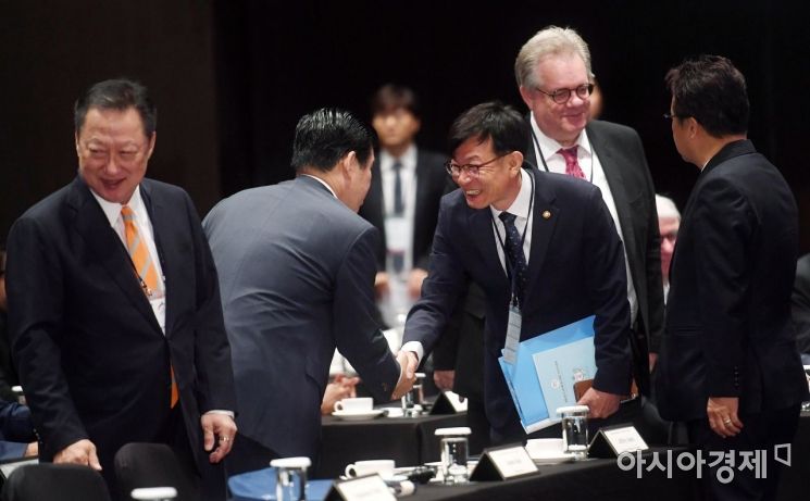[포토] 참석자들과 인사하는 김상조 위원장