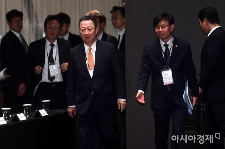 [포토] 입장하는 박용만-김상조