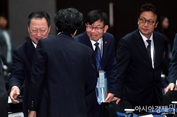 [포토] 참석자들과 인사하는 김상조 위원장