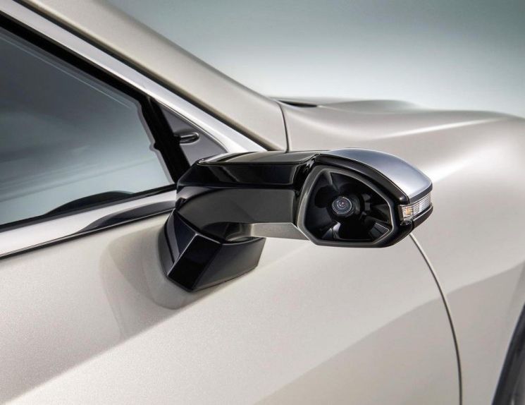 도요타자동차의 ‘렉서스’ 신형 세단 ‘ES’ 사이드미러 자리에 장착된 카메라(사진=도요타자동차).