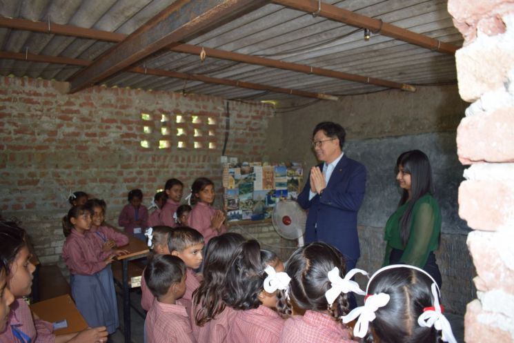 이대훈 행장이 지난해 9월 농협 파이낸스 캄보디아 출범식에 참석한 뒤 인도 지점 개설 예정지의 NIV초등학교를 방문해 학생들과 인사하고 있다. 사진=농협은행 제공
