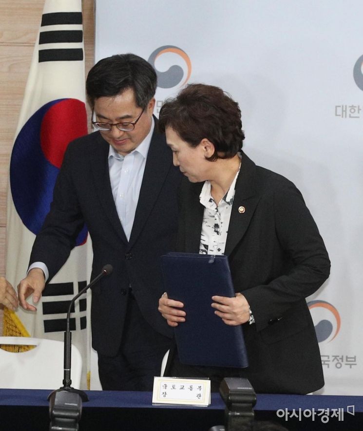 [포토] 브리핑룸 나서는 김동연 부총리와 김현미 장관