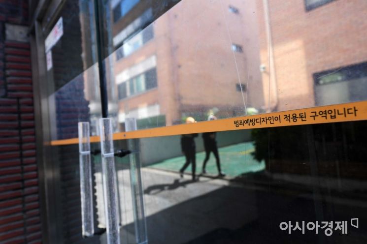 원룸 입구에 안심거울(미러시트)가 설치돼 있다. 사진은 기사 중 특정 표현과 관계없음./문호남 기자 munonam@