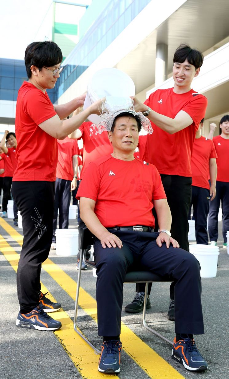 롯데푸드, 이영호 대표이사 등 봉사단 60명 '아이스버킷 챌린지' 참여