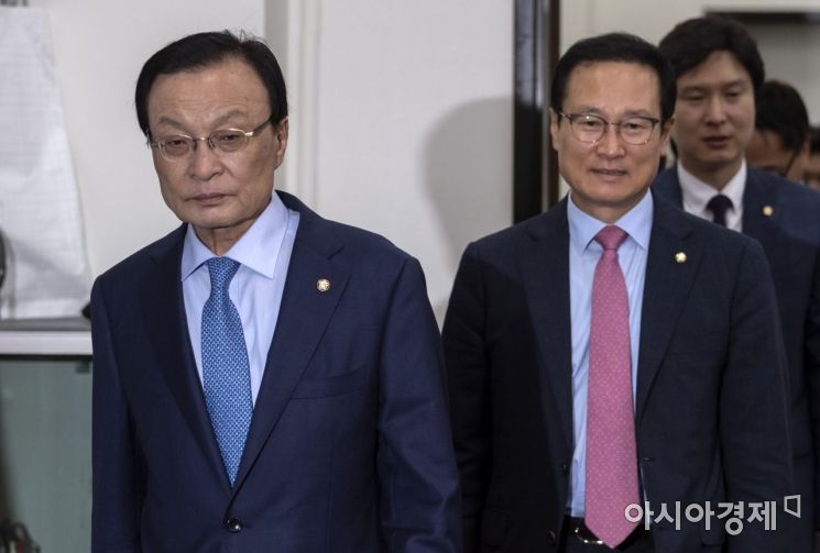 [포토] 회의 참석하는 이해찬 대표