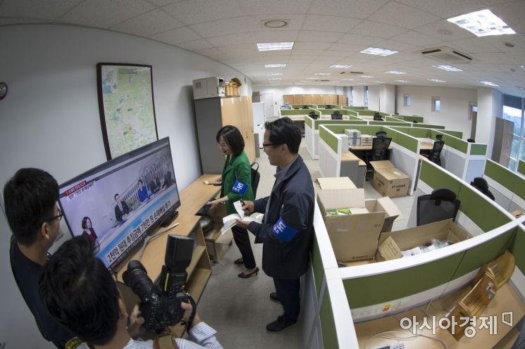 9월 14일 오전 개성공단에서 남북공동연락사무소가 개소한 가운데 사무실에 설치된 TV에서 남측 방송을 보고 있다. /사진공동취재단