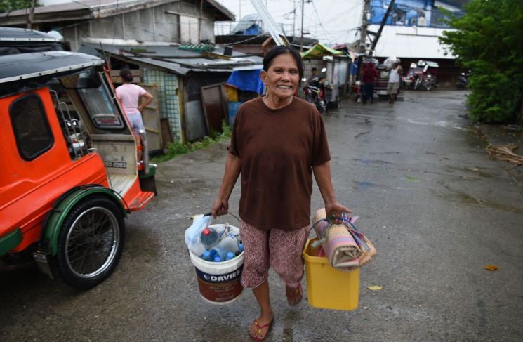 필리핀, 슈퍼 태풍 '망쿳' 상륙 중…82만명 대피령