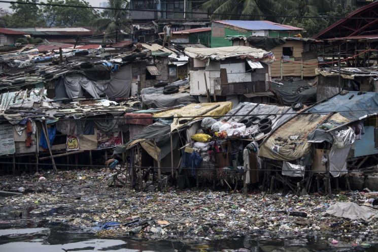 필리핀, 슈퍼 태풍 '망쿳' 상륙 중…82만명 대피령