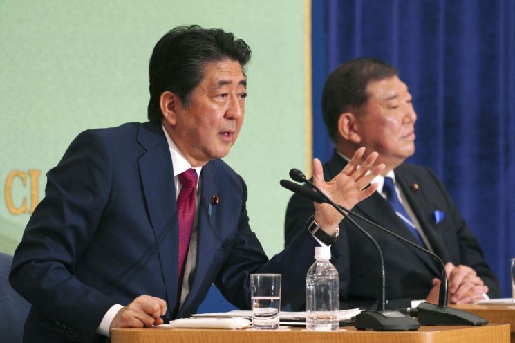 아베 신조 일본 총리(왼쪽)와 이시바 시게루 자민당 전 간사장 [이미지출처=AP연합뉴스]