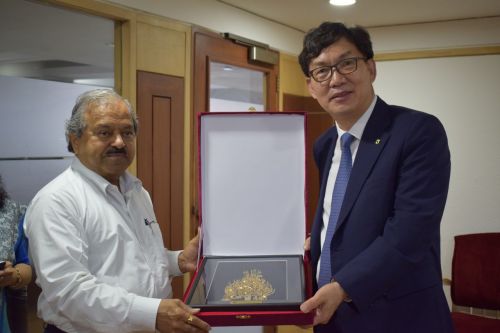 지난 14일 이대훈NH농협은행장(오른쪽)이  '인도비료협동조합'의 A.K.싱(Singh)이사(왼쪽)에게 기념품을 전달하고 있다. 사진=농협은행 제공