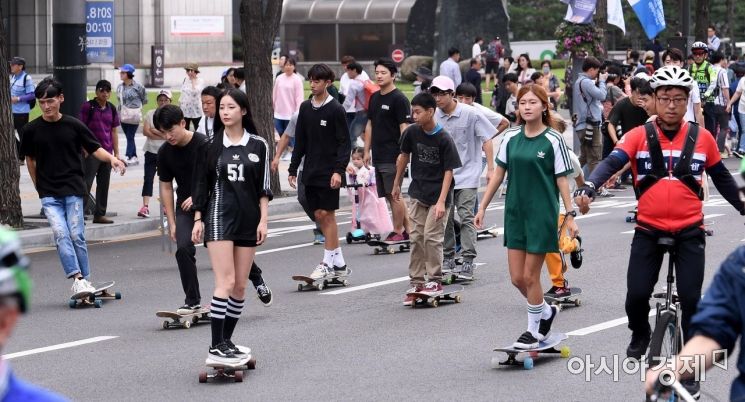 [포토] 무동력 퍼레이드 동참한 스케이트보드 동호인들