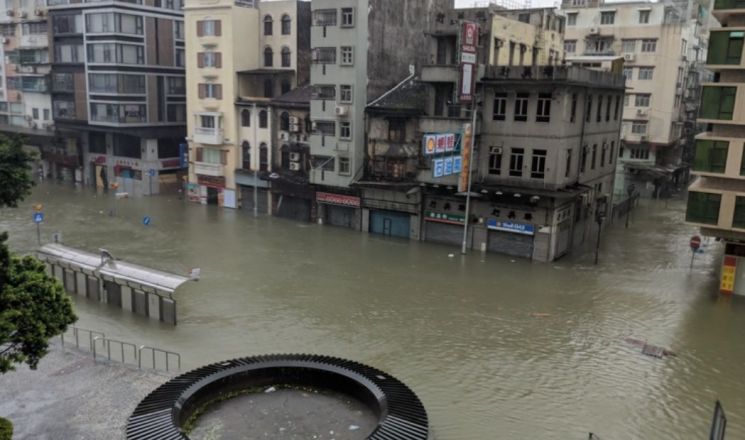 태풍 '망쿳'으로 인해 물에 잠긴 마카오 건물들