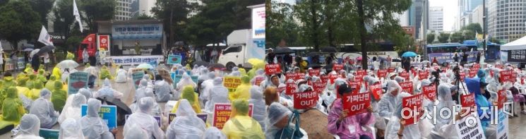 “인종차별 중단” vs “국민 목소리 들어달라”…주말 도심 난민 찬·반 집회 열려