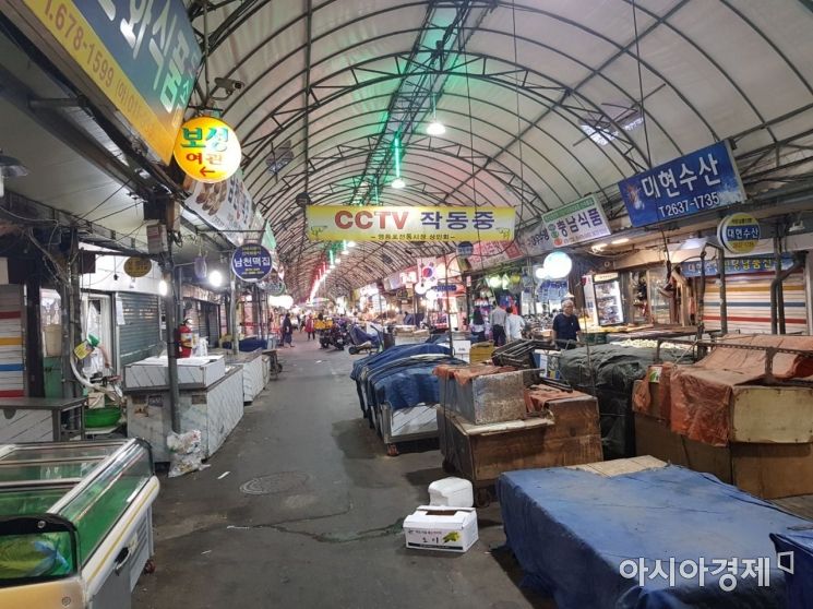 "명절에도 한숨 여전" 전통시장, 내년엔 상황 나아질까