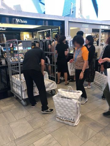 지난 15일 신세계면세점 화장품 매장에서 다이궁들이 선물세트를 대량구매 하고 있다.