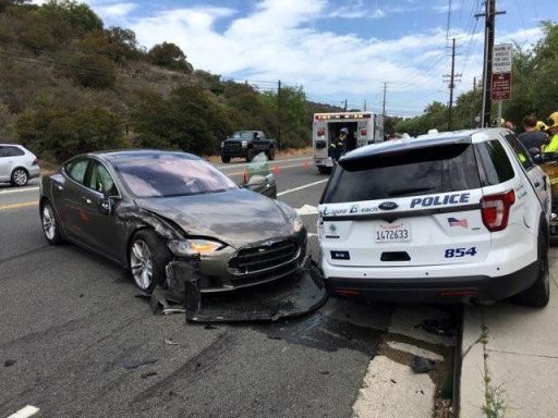 미국 캘리포니아주 라구나비치에서 지난 5월29일(현지시간) 테슬라 전기자동차가 자율주행으로 달리다 경찰차를 들이받고 크게 부서져 있다. (사진=연합뉴스)