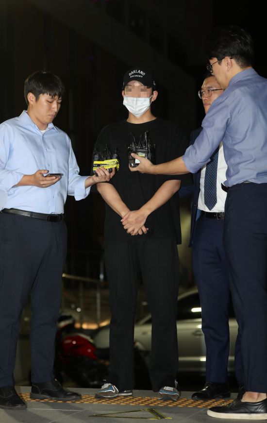 아이돌 그룹 카라 출신인 구하라(27)씨의 남자친구 A씨가 17일 서울 강남경찰서에 출두하고 있다. / 사진=연합뉴스