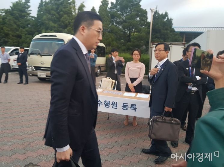 ▲구광모 LG 회장이 18일 오전 6시28분 방북 특별수행단 소집장소에 도착해 버스에 오르고 있다.(사진=원다라 기자)