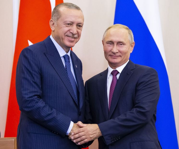 블라디미르 푸틴 러시아 대통령(오른쪽)과 레제프 타이이프 에르도안 터키 대통령. [사진=AP/연합뉴스]