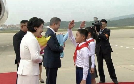 18일 오전 평양 순안공항에 도착한 문재인 대통령 내외에 경례하는 북한 화동들의 모습.(사진=평양사진공동취재단)
