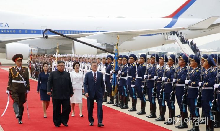 [포토] 의장대 사열 받는 문재인 대통령