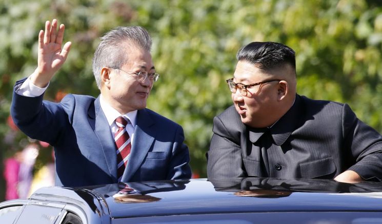 문재인 대통령과 김정은 국무위원장이 18일 오전 평양 시내를 카퍼레이드 하던 중 대화하고 있다. 
사진=평양사진공동취재단
