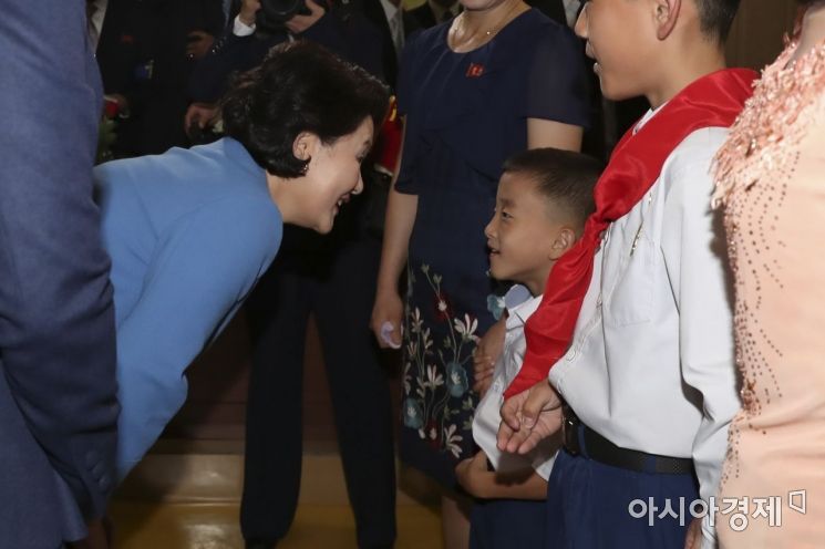 [포토] 김정숙 여사, 평양 아이들과 눈높이 대화