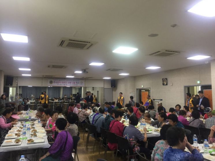 공작라이온스클럽, 금천구 독산3동 어르신 초청 식사 대접