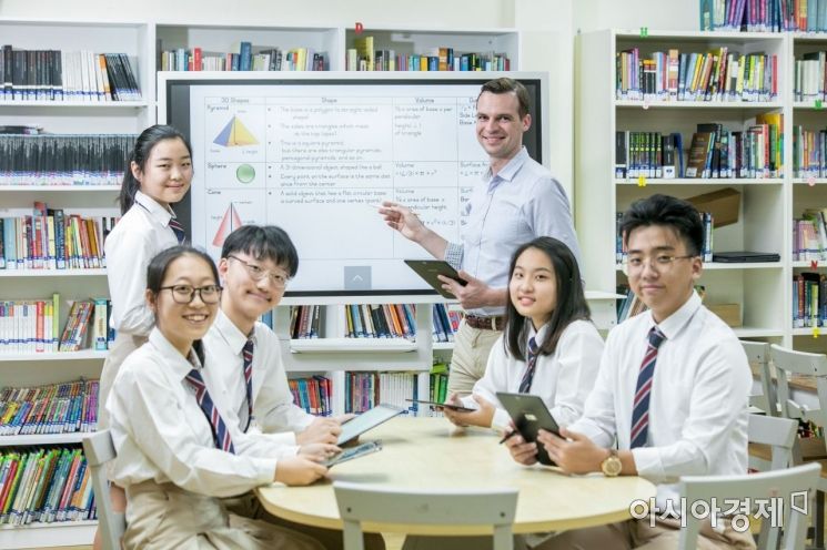 ▲싱가포르 한국국제학교 학생, 교사들이 삼성 플립을 통해 수업을 진행하고 있다. (제공=삼성전자)