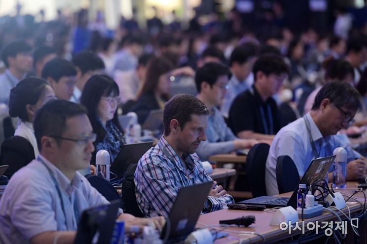 [포토]남북정상회담 둘째날, 분주한 메인프레스센터