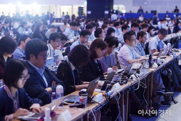 [포토]분주한 남북정상회담 메인프레스센터