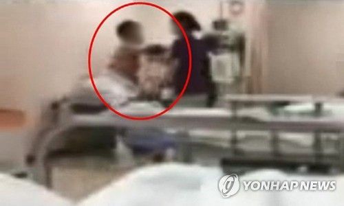 서울의 한 병원 응급실에서 처치를 하는 전공의를 폭행하는 환자. 사진=대한의사협회 제공