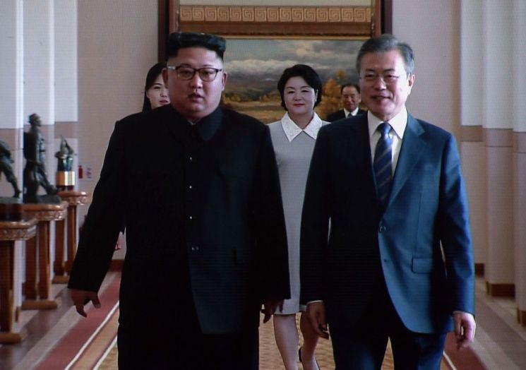 [포토]함께 걷는 문재인 대통령과 김정은 북한 국무위원장
