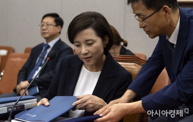 [포토] 자료 전달 받는 유은혜 후보자