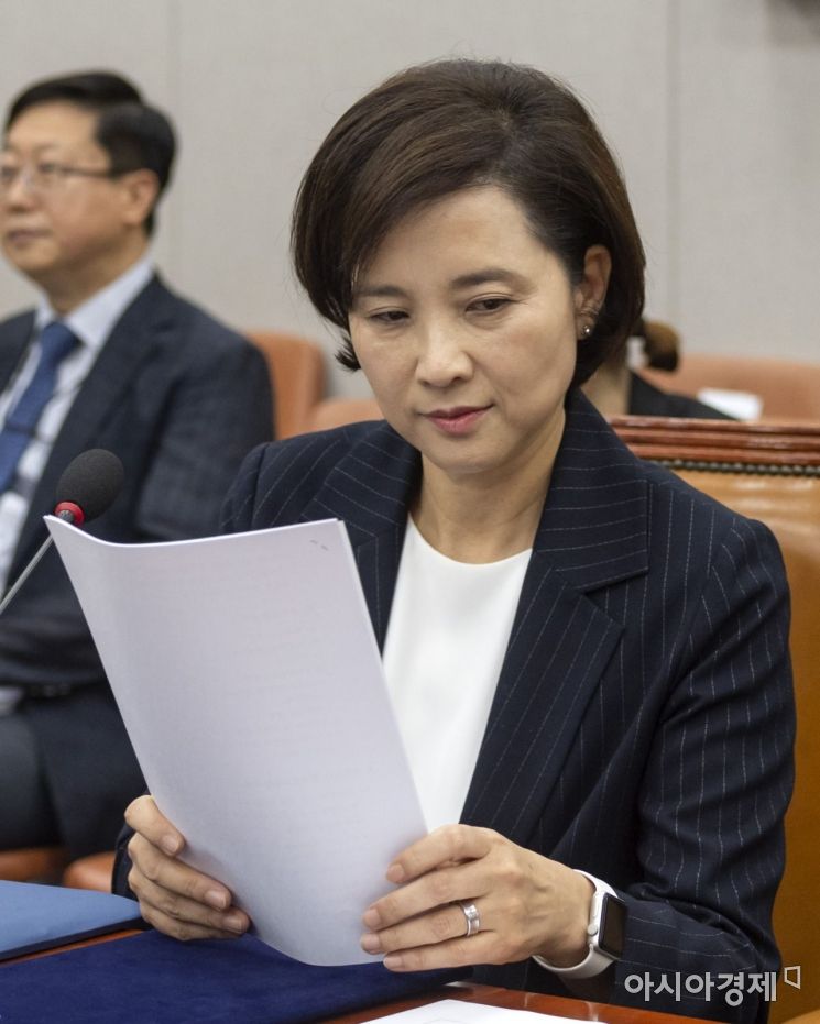 [포토] 자료 정리하는 유은혜 후보자