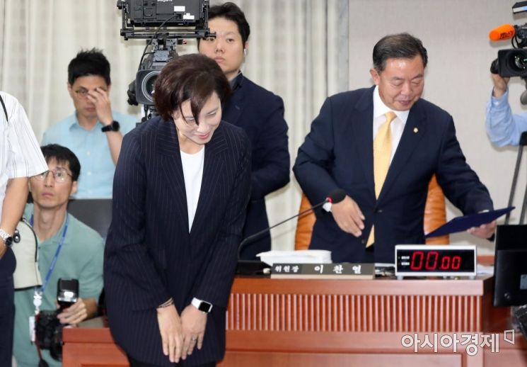 [포토] 고개숙인 유은혜 후보자