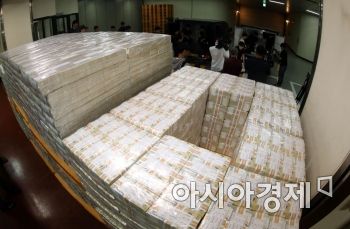 추석 명절을 앞둔 지난 19일 서울 한국은행 본부 지하금고에서 관계자들이 시중은행에 공급할 명절 자금을 방출하고 있다./김현민 기자 kimhyun81@