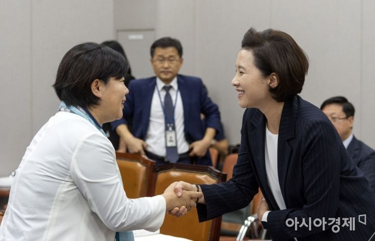 [포토] 여당 의원과 인사 나누는 유은혜 후보자