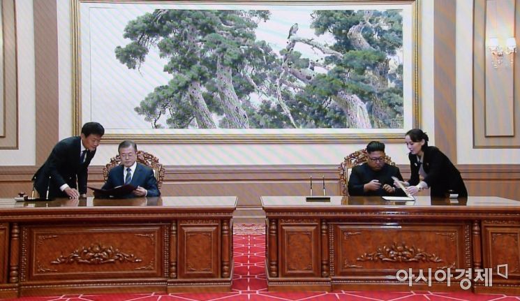 [포토]회담결과 합의문 서명하는 남북 정상