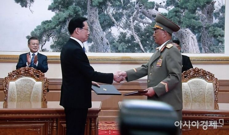 [포토]악수하는 송영무 장관과 노광철 인민무력상