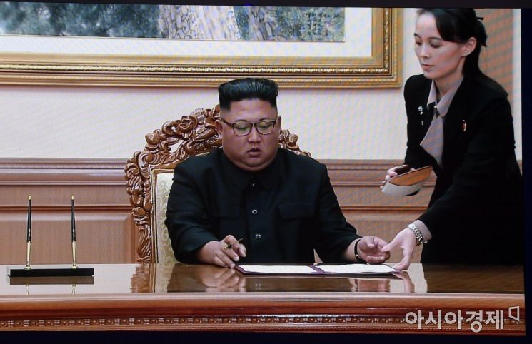 [포토]정상회담 결과 합의문 서명하는 김정은 국무위원장