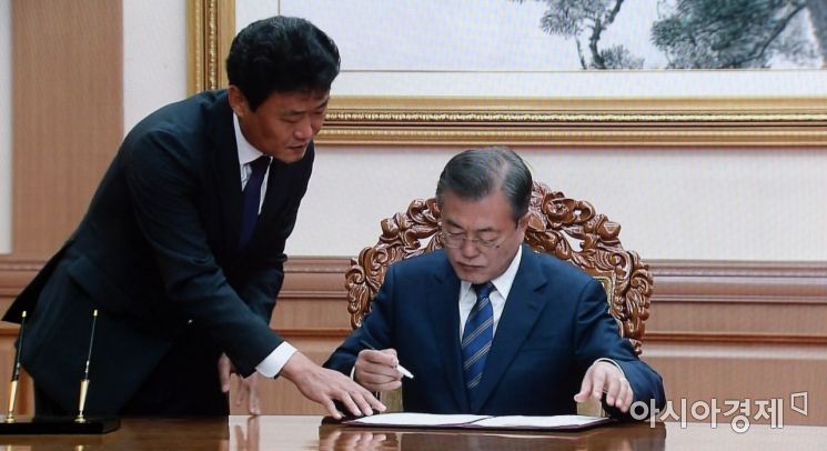 [포토]정상회담 합의문 서명하는 문재인 대통령