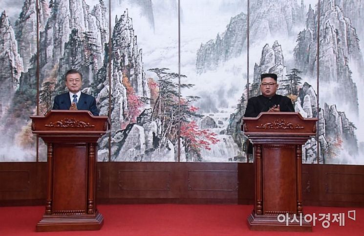 [포토]공동 기자회견서 박수치는 남북 정상