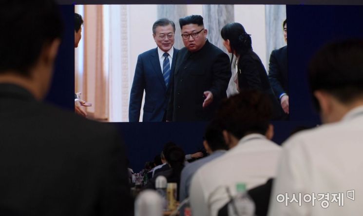 [포토]문재인 대통령 안내하는 김정은 국무위원장