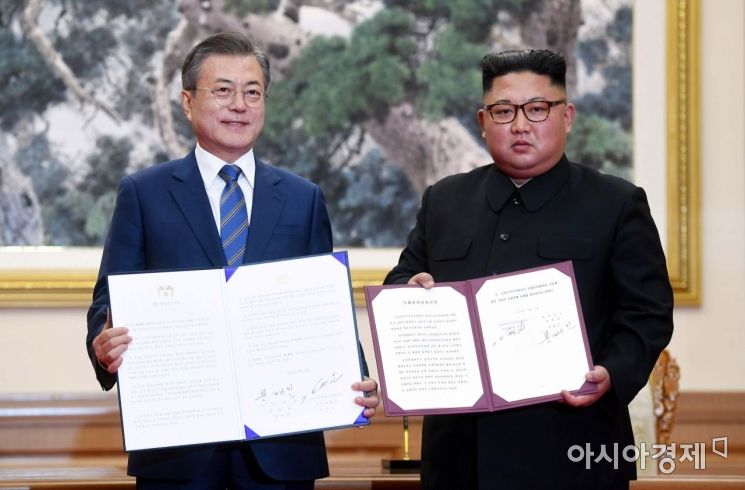 [포토]평양공동선언서 든 문재인 대통령과 김정은 국무위원장