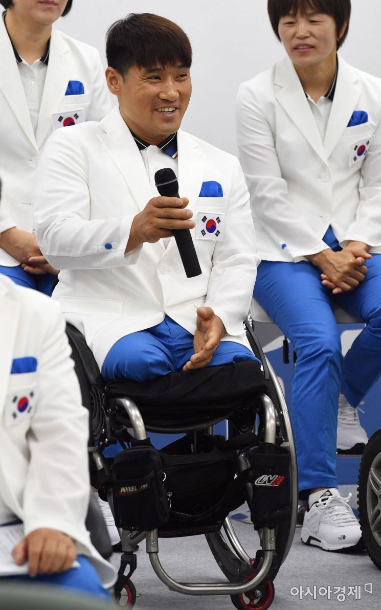 [포토]질문에 답하는 배드민턴 세계랭킹 1위 김정준 선수