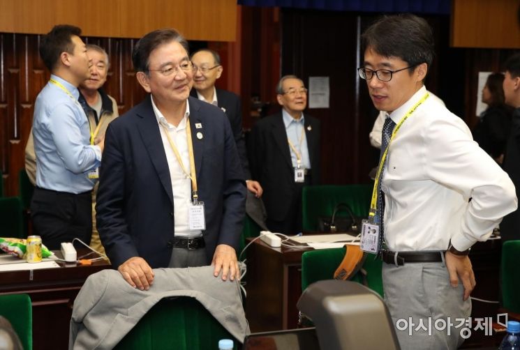 [포토]기자들과 대화하는 홍석현 한반도평화만들기 이사장