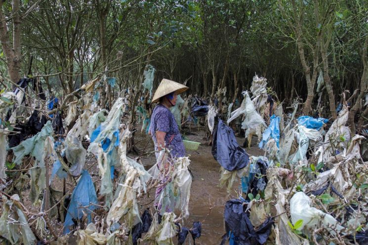 플라스틱의 일종인 비닐 오염으로 몸살 앓는 베트남 해안의 모습. [사진=연합뉴스]